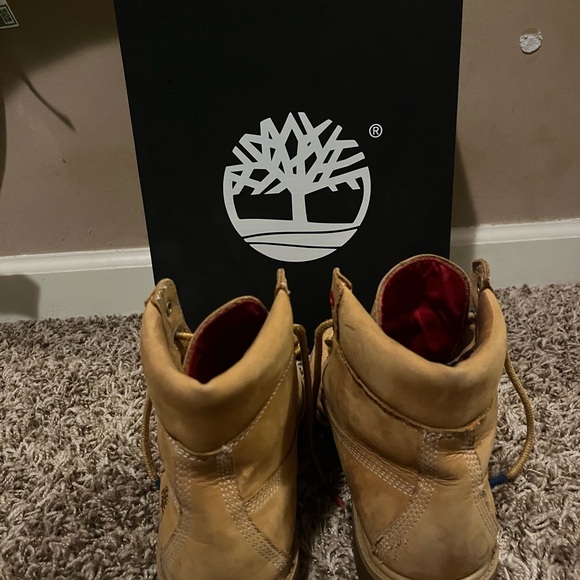 Tan timberland boots barley worn been sitting in my closet main image 4